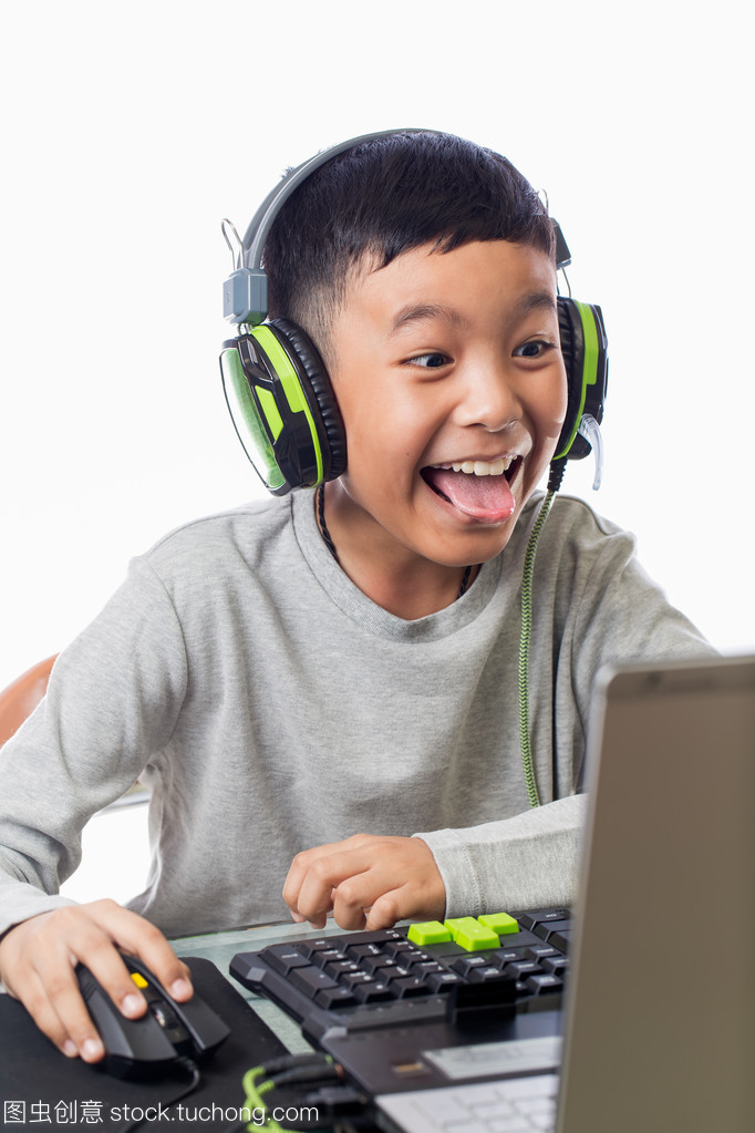 亚洲孩子和玩电脑游戏有趣的脸