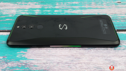 黑鲨游戏手机Helo开箱图赏:两侧灯带+左翼手柄,全新设计更炫酷